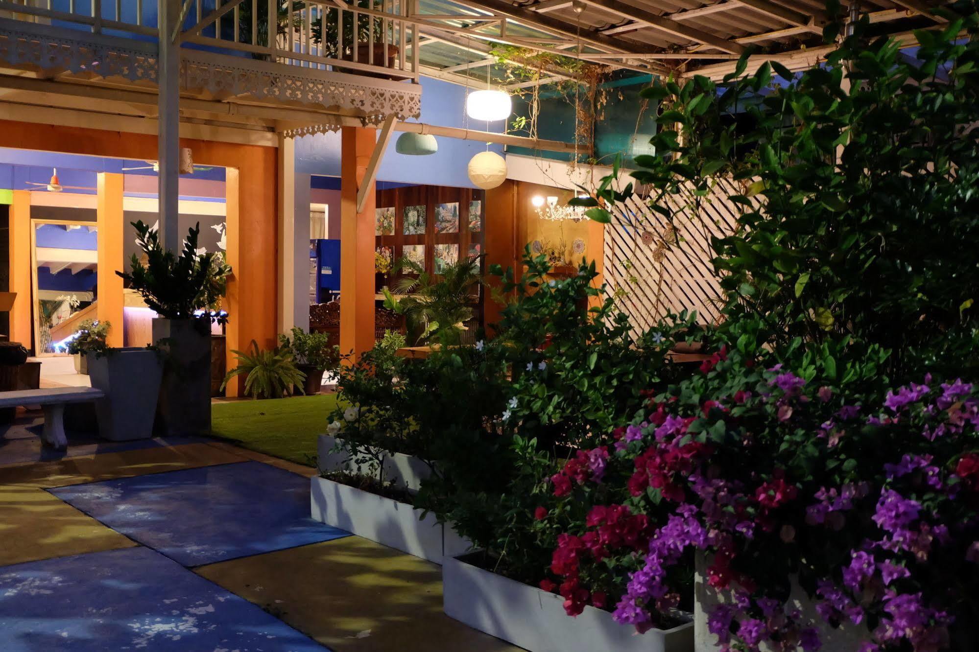 Issara House Bangkok Hotell Exteriör bild